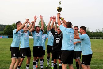 Eichigter feiern vier Tage lang Sportfest – Vorjahressieger verteidigt Wanderpokal - Jubel bei den Eichigtern nach der Pokalübergabe.
