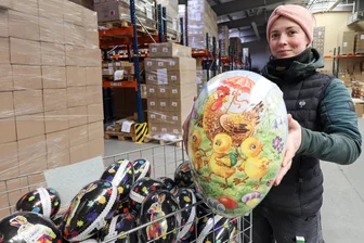 Eier-Engpass? – Fehlanzeige: Manufaktur aus dem Erzgebirge liefert 1 Million Eier - Jule Dittrich aus Schönfeld arbeitet in der Logistik des Ehrenfriedersdorfer Unternehmens. Das Lager ist sehr gut gefüllt mit Eiern und natürlich auch Zuckertüten.