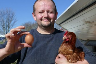 Eier-Krise in den USA: Können Verbraucher im Erzgebirge vor Ostern entspannt bleiben? - Benjamin Kirsch hält in Witzschdorf 800 Legehennen.