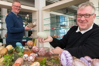 Eier, wohin das Auge blickt - Helmut Meister (rechts) platzierte die Ostereier aus seiner Sammlung gemeinsam mit Depotleiter Michael Schuster in den Vitrinen. 
