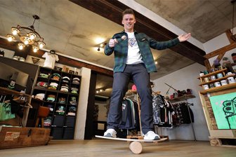 Eierolympiade in Hohenstein-Ernstthal: Gaudi mit zwölf skurrilen Disziplinen - Ron Richter, der Inhaber von B2BA, ist der Erfinder der Eier Olympiade. Hier zeigt er die vermutlich schwierigste Disziplin: Mit einem Ei auf einem Bord über einer Rolle Balancieren. Kurz genannt die „SurferEi“.