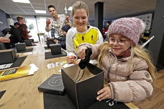 Eierolympiade sorgt für volle Geschäfte in Hohenstein-Ernstthal - Zwölf Stationen konnten bei der Eierolympiade am Gründonnerstag in der Innenstadt Hohenstein-Ernstthal absolviert werden. Die siebenjährige Mathilda Adler (hier mit Chiara Adam-Kramp) versucht sich in der Disziplin „Einbruch“ im Silberkeller. Hier sollten verschiedene Gegenstände in schwarzen Säckchen ertastet werden.