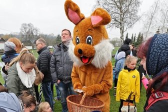 Eiersuche der Superlative in Niederlungwitz - 700 Kinder und Eltern suchten zusammen Ostereier.