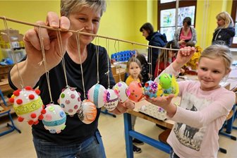 Eiersuche mal anders: Tausende Ostereier schmücken Wanderweg zwischen Garnsdorf und Auerswalde - Zum Ostermarkt mit Basteln hatte die Grundschule in Auerswalde eingeladen: Lehrerin Kerstin Winkler und Joeline zeigen die Kunstwerke. Ein Teil davon wird auch am Ostereierpfad zwischen Auerswalde und Garnsdorf hängen. 