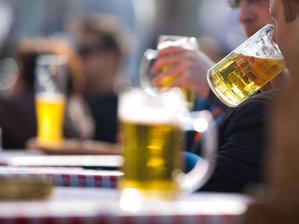Eifersucht: Frau wirft mit Bierglas nach Rivalin -
