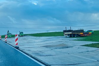 Auf einem Feld bei Mittweida an der Chemnitzer Straße liegen seit dieser Woche wieder etliche Metallplatten.