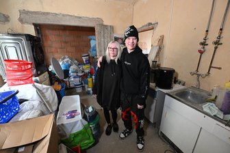 Eigene Wohnung für krebskranken Leon aus Chemnitz wird endlich Wirklichkeit - Leon und seine Mutter Romy Kühnert können es noch nicht fassen. Hier soll bald die erste eigene Wohnung für den 18-Jährigen entstehen.