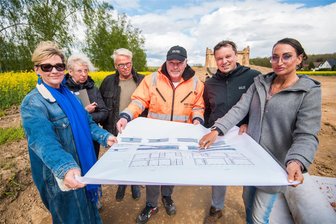 Eigener Straßenname für Gruuna-Schule sorgt für Diskussionen im Neukirchener Gemeinderat - Ende März starteten die Bauarbeiten für die Gruuna-Schule in Adorf. Das Schulteam ist regelmäßig vor Ort. Zukünftig soll eine Straße in dem Ort die Bezeichnung „Gruuna“ tragen.