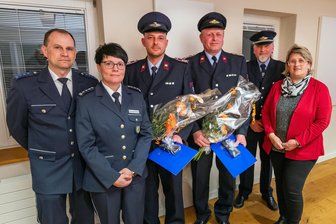 „Eigenes Leben riskiert, um anderes zu retten“: Kameraden der Feuerwehren Pockau und Wernsdorf geehrt - Revierleiterin Michaela Hengst und Rico Thümmel ehrten im Beisein von Bürgermeisterin Elke Schmieder sowie Stadtwehrleiter Gerd Uhlmann die Kameraden Christian Wagner (3.v.l.) und Enrico Börner (4.v.l.).