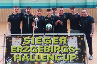 Eigengewächse nutzen bei Fußball-Sachsenligist Motor Marienberg die Gunst der Stunde - Die von Jens Richter (rechts) trainierten Marienberger A-Junioren haben sich in Gelenau den Meistertitel unterm Hallendach gesichert.