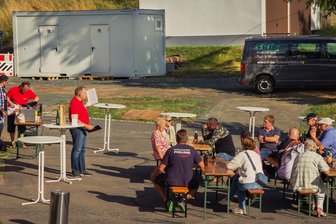 Eigeninitiative ist erfolgreich: Wie der Dorfclub Rothenfurth zu einem „Stillen Örtchen“ kam - Der Sanitärcontainer in Rothenfurth wurde feierlich eingeweiht.