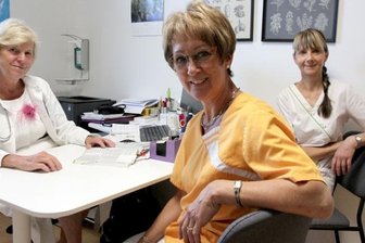 Eigentlich in Rente: Ärztin hängt nun noch ein paar Berufsjahre dran - Dr. Sylvia Reich macht als Hausärztin weiter. Unterstützt wird sie unter anderem von den Schwestern Susann Weißbach und Ramona Dettmer (von links). Nicht im Bild: Ihre Kollegin Dr. Anna Schuller.