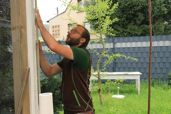 Eigentlich ist alles bereit: Warum die Eröffnung eines neuen Cafés im Vogtland dennoch auf wackligen Füßen steht - Daniel Hartenstein hilft bei den Vorbereitungen der Café-Eröffnung.