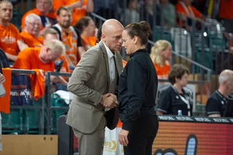 Eigentlich ist es strikt untersagt: Warum Schiedsrichterin Anne Panther dennoch Niners-Trainer Rodrigo Pastore angerufen hat - Niners-Trainer Rodrigo Pastore und Schiedsrichterin Anne Panther bei der Begrüßung vor einem Spiel. Beide sind nicht selten verschiedener Meinung. Beide haben aber großen Respekt voreinander.