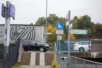 Eigentlich sollte Mitte Dezember alles erledigt sein: Weshalb die Rampe am Plauener Volvo-Autohaus noch immer nicht vorhanden ist - Hier komm niemand problemlos hoch oder runter: die Treppe an der Stresemannbrücke ist steil.