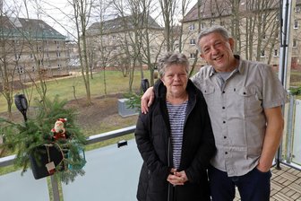 „Eigentlich wollten wir keinen Balkon“: Wie Glauchauer Mieter die Sanierung ihrer Wohnung erlebten - Silvia und Rolf Junghans auf dem Balkon ihrer frisch sanierten Wohnung in Glauchau.