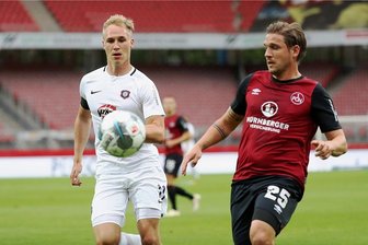 Eigentor bringt Aue um Auswärtssieg - Florian Krüger (links, hier im Zweikampf mit Nürnbergs Oliver Sorg) bereitete die Auer Führung vor. 