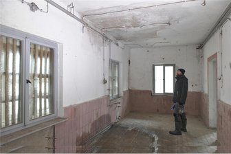 Eigentümer des Ferdinandschachts bei Rothenfurth: „Freistaat handelt wie ein Mietnomade“ - Rafael Irrgang vom Naturschutzverband Sachsen dokumentiert die Schadstellen in den Schachtgebäuden. Hier ist Nässe eingedrungen.