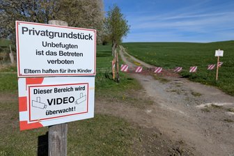 Eigentümer im Erzgebirge sperrt bei Spaziergängern beliebten Weg - Wenige Meter oberhalb des Thumer Hexenfeuerplatzes hat der Eigentümer den Weg gesperrt.
