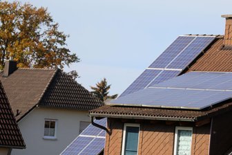 Eigenverbrauch im Fokus: Solarabend im Erzgebirge - Solarzellen auf einem Wohngebäude (Symbolbild).