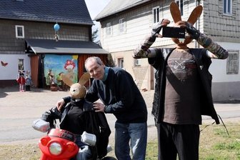 Eigenwillige Osterhasen als beliebte Fotomotive - Thilo Richter zusammen mit seiner Osterhasen-Bikerfrau auf dem Quad und dem Rockerfotografen. 
