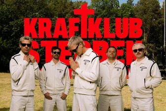 Eigenwilliger Chemnitz-Start zum Selbersingen: Das ist jetzt zum neuen Kraftklub-Album bekannt - In Weiß: Kraftklub.