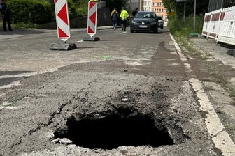 Erzgebirge: Riesiger Hohlraum unter Straße entdeckt - In Annaberg-Buchholz ist Dienstagmittag ein riesiger Hohlraum unter der Bärensteiner Straße nahe des Berufsschulzentrums entdeckt worden.