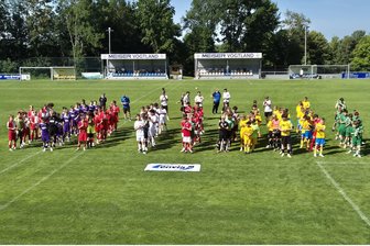 Eimberg-Cup in Kottengrün: 1. FC Lok Leipzig besiegt im Finale den FSV Zwickau - Die Teams beim Eimberg-Cup in Kottengrün.