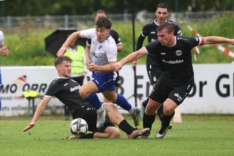 „Ein 1:1 hätten wir vorher auch nicht unterschrieben“ – Stimmen zum Spiel des VfB Empor Glauchau gegen Budissa Bautzen - Randolf Riesen (Mitte) vom VfB Empor Glauchau setzte sich am Sonntag in dieser Szene gleich gegen zwei Bautzener Spieler durch.