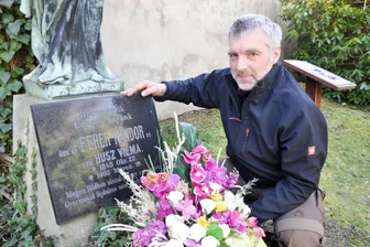 Ein 120 Jahre altes Grab in Mittweida: Wer ist die unbekannte Tote? - Friedhofsverwalter André Ulbricht stellt zum 120. Todestag Grabschmuck auf Vilma Fehérs Ruhestätte in Mittweida.