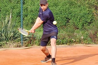 Ein 13-Jähriger triumphiert in der U 18 - Nasim Star bei einem Rückhandschlag. Er holte am Wochenende einen von zwei Titeln für den ausrichtenden 1. TC Zwickau.