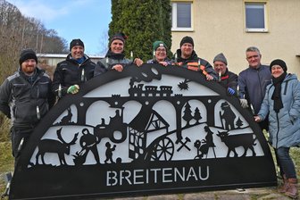 Ein 15 Lichter-Schwibbogen ziert jetzt das Ortszentrum von Breitenau: So geht Dorfgemeinschaft - Die Macher des Aufbaus des neuen Wahrzeichens von Breitenau.