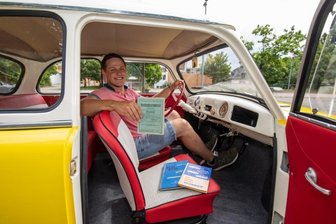 Ein 62 Jahre alter Trabi glänzt jetzt wieder wie neu - Maximilian Janetzki in seinem Trabant P50 von 1959. Der Innenraum ist im Vergleich zu heutigen Autos eher spartanisch ausgestattet. Ein Radio gibt es nicht.