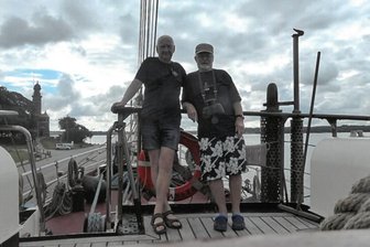 Ein 82-Jähriger und seine stürmische Geliebte - Heinz Schlenker (rechts) und sein Freund Michael Dick aus Zwickau sind auch in diesem Jahr wieder auf gemeinsame Segelreise gegangen.