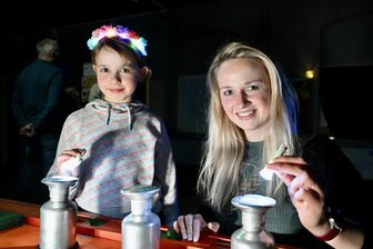 Ein Abend der besonderen Art: Kultur-Drei-Klang bei Nacht fasziniert Stollberger Publikum - Sophie Thierfelder aus Stollberg und ihre achtjährige Tochter Nora haben sich in der Phänomenia umgeschaut.