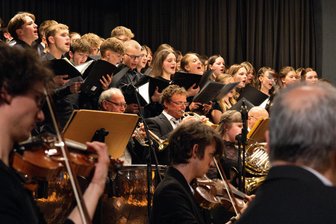 Ein Abend der besonderen Art: Musik und Emotionen beim Instrumentalwettbewerb in Markneukirchen - Das Sinfonieorchester und der Gymnasiums-Chor Markneukirchen musizierten unter der Leitung von Matthias Spindler.