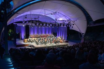 Ein Abend der Extraklasse: Filmmusik und Carmina Burana begeistern 1500 Besucher im Naturtheater Bad Elster - 