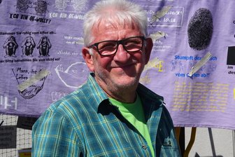 Ein Abend im Erzgebirge über Vegetarier, die Schmetterlinge im Bauch haben, und andere Ungereimtheiten des Lebens - Hat den sprichwörtlichen Schalk auch mit 74 Jahren noch im Nacken sitzen: Arno Backhaus.