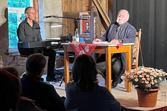 Ein Abend mit Dialekt: Gunther Böhnke sächselt in der Brettmühle Mulda - Kabarettist Gunther Böhnke und Musiker Jörg Leistner (v. r.) widmeten den Sachsen in der Brettmühle einen Abend.