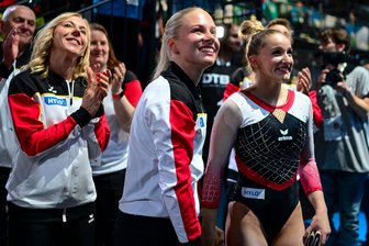 Ein Abend voller Emotionen und Stolz: Chemnitzer Turnerinnen sind Vize-Europameister - Schon bevor am Montagabend die letzte Wertung für Karina Schönmaier (rechts) kam, wussten Vereinskollegin Lea Quaas vom TuS Chemnitzer-Altendorf (Mitte) und Heimtrainerin Tatjana Bachmaier (links), dass dem deutschen Frauenteam mit der Silbermedaille bei der Heim-EM in Leipzig die Sensation gelingen dürfte.