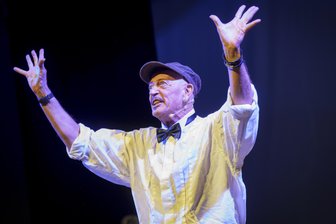 Ein Abend voller Emotionen: Wie der seltene Ehrentitel des Kammersängers ins Erzgebirge kam - Ein Abend nur für ihn: Sänger, Schauspieler und Publikumsliebling Leander de Marel. Der 70-Jährige hat in dieser Spielzeit viel Grund zum Feiern.