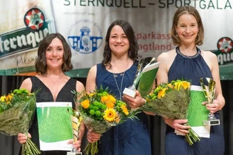 Ein Abend voller Geschichten - Sie strahlten um die Wette: Eisschnellläuferin Denise Roth (Mitte) entschied die Umfrage der Frauen vor Radsportlerin Claudia Weise, geborene Seidel (rechts), und Flossenschwimmerin Pia Lorenz (links) für sich.
