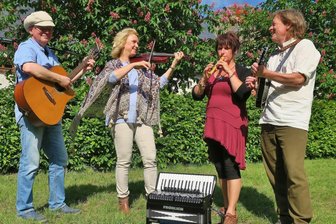 Ein Abend voller Klänge und Geschichten: Die Band Holderfolk gastiert im Dorfmuseum Gahlenz - Die Band Holderfolk aus Freiberg bietet handgepflegte Ohrwürmer in Oederan.