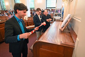 Ein Abschied im Erzgebirge, dem zugleich ein Auftakt inne wohnt - Symbolische Handlung: Pascal kaufmann zieht mit Tobias Schulz und Sandro Vogel ein Absperrband am Spieltisch auf.