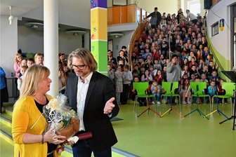 Ein Abschied mit Tränen: Hortleiterin aus Hainichen wechselt in den DRK-Vorstand - Annette Wüchner (l.) wurde am Dienstag feierlich als Hortleiterin in Hainichen verabschiedet. Jörg Hirschel, Vorstandsvorsitzender des DRK-Kreisverbandes, würdigte ihr Arbeit, die sie nun im Vorstand fortsetzen wird. 
