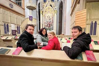 Ein Adventskalender so groß wie eine Stadt: Lößnitzer öffnen Türen - Pfarrer Raphael Weiß (Foto von l.), Sophie Schulze, Janine Streng und Kantor Martin Seidel öffneten am Donnerstagabend die erste Tür. 