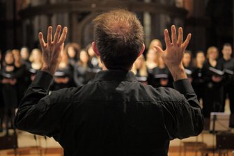Ein Adventslied gegen Macht und Gewalt - Weihnachtslieder erklingen derzeit überall, "Macht hoch die Tür" existiert bereits seit 400 Jahren.
