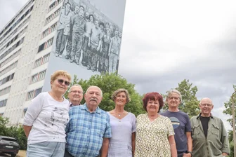 Ein altes Brigade-Foto des VEB Numerik in Chemnitz wird zum Kunstwerk - Sieben von 16: Nicht alle auf dem Bild verewigten Kollegen konnten zur Einweihung kommen.