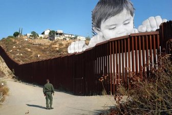 Ein amerikanischer Albtraum - Das ist keine Fotomontage, sondern ein riesiges Kunstwerk am Grenzzaun zwischen den USA und Mexiko. Ein zwanzig Meter hohes Foto zeigt Kikito, einen Jungen aus Mexiko, der über den Zaun nach Nordamerika blickt. Damit protestiert ein französischer Künstler, der sich JR nennt, seit Anfang September gegen die Einwanderungspolitik von Donald Trump.