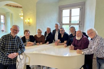 Ein Arbeitsleben voller Events und Zauberei endet für den langjährigen Chef des Kulturhauses in Aue - Alle ehemaligen Kulturhausmitarbeiter kamen, um Steffen Georgi (l.) zu verabschieden. Ursula Haarig, Katrin Goldhahn, Uwe Schreier, Steffen Kindt, Tobias Hertzsch, Andreas Preussner, Bernd Rautzenberg und Günter Schmidt (v. l.).